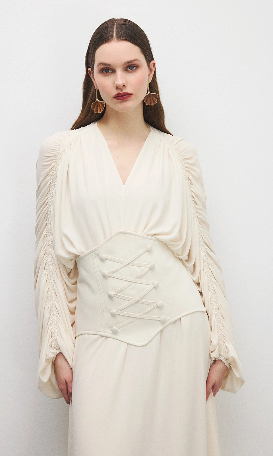 Long lines, delicate movement, and a calm expression of femininity. mobil