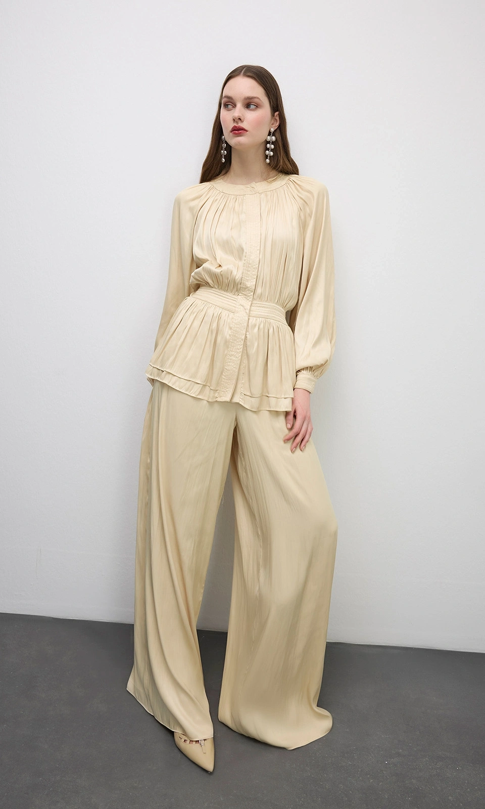 Soft tailoring meets fluid structure in silhouettes designed for modern ease. mobil