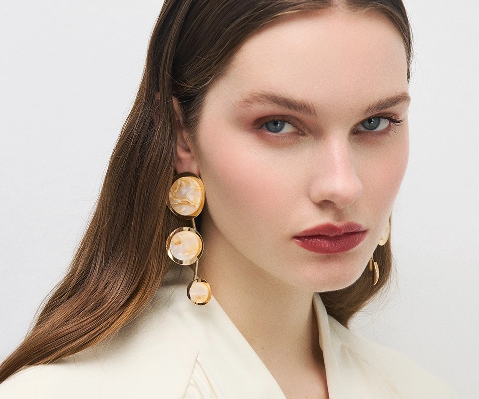 Refined details, luminous textures, and accessories that complete the mood.1