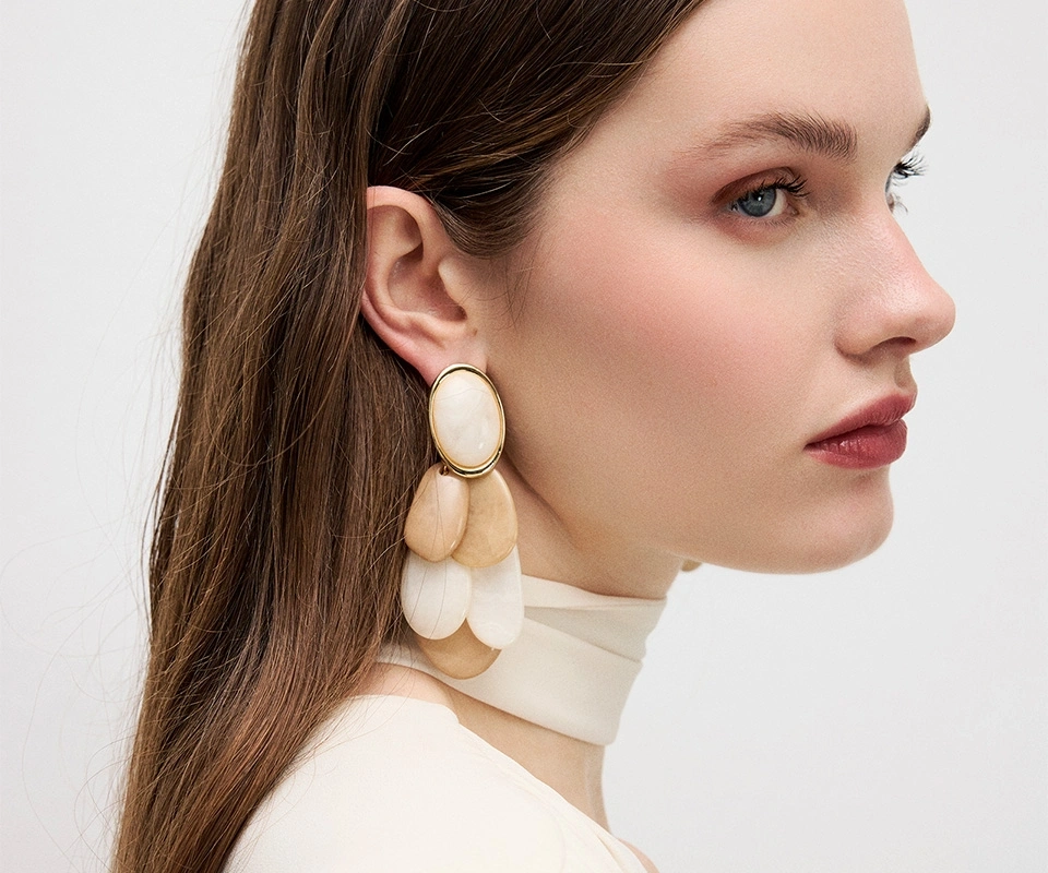 Refined details, luminous textures, and accessories that complete the mood.2