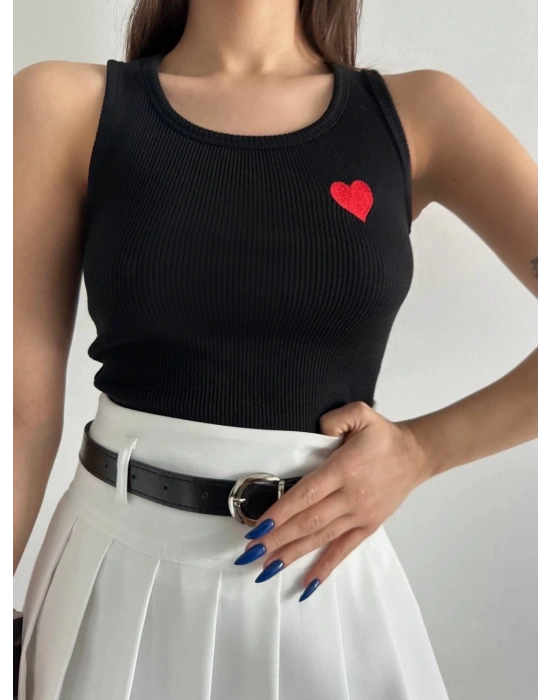 Kalp nakışlı atlet