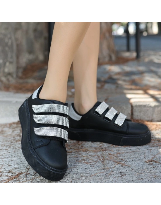 Yebta Siyah Cilt Beyaz İşlemeli Spor Ayakkabı