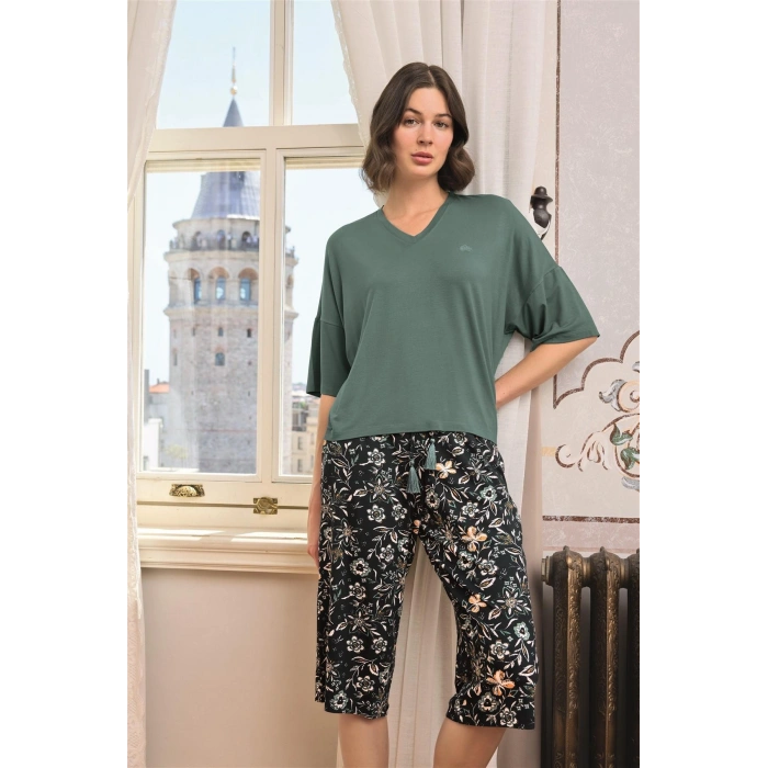 Arias Closet Çiçek ve Yaprak Desenli V Yaka Büyük Beden Kapri Takımı