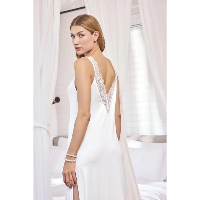 Arias Closet Göğüs ve Sırt Dekolteli Dantelli ve Yırtmaçlı Gecelik