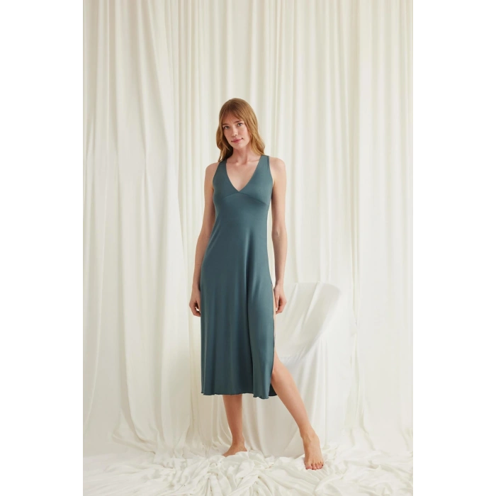 Arias Closet Yakası ve Sırtı Dekolteli Dantelli Yırtmaçlı Gecelik