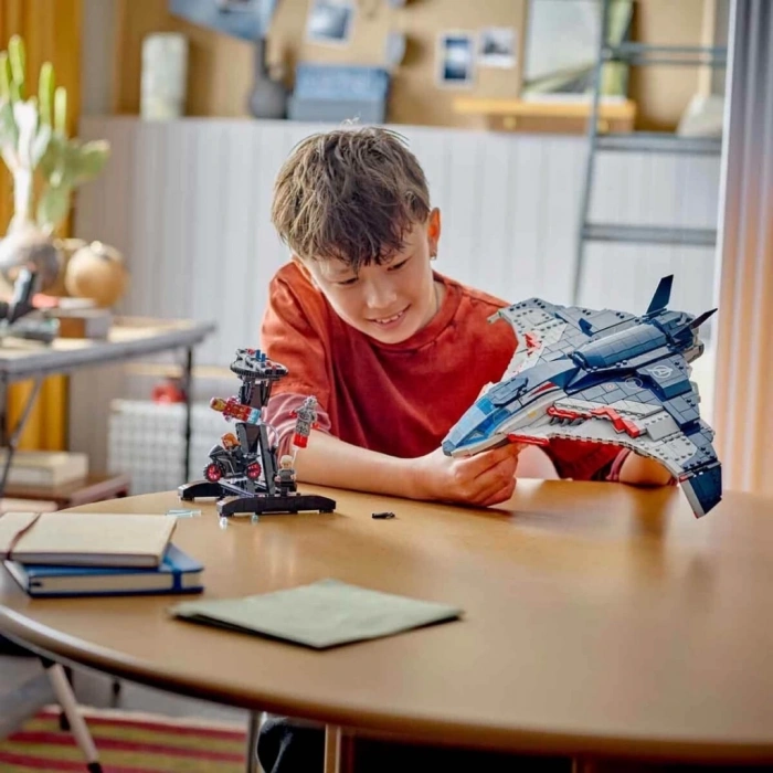 CEYLAN ADAM   Avengers: Ultron Çağı Quinjet, 76325