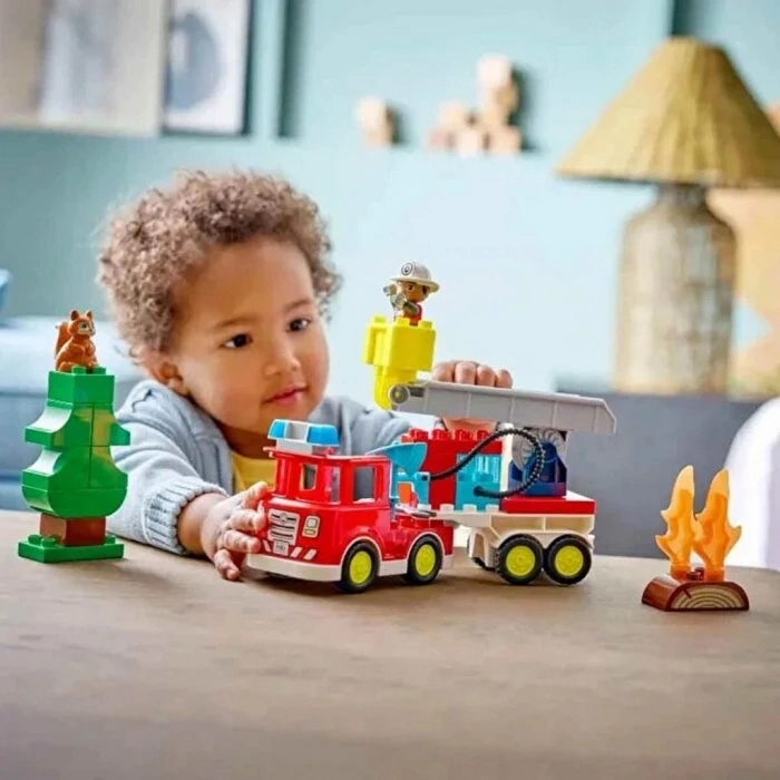 CEYLAN ADAM Kasabası Hortumlu İtfaiye Aracı ve İtfaiyeci 10473