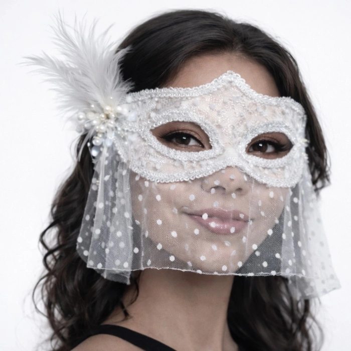 Mey İthalat® Beyaz Dantel Tüllü Peçeli Parti Maskesi – Tüylü İnci Detaylı