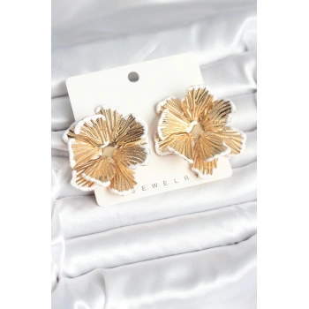 CEYLAN ADAM Pirinç Gold Renk Beyaz Mine Detaylı Lotus Kadın Küpe