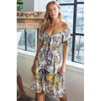 Dokuma Önden Bağlamalı Çiçek Baskılı Omuzu Düşük Büstiyer ve Önden Düğmeli Etek Takım