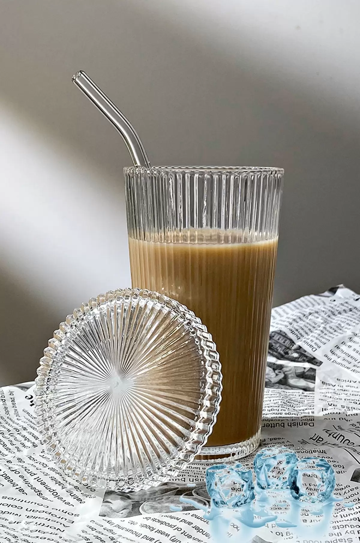 600 ml Origami Stil Kapaklı Pipetli Cam Bardak Soğuk Sıcak Kahve Meşrubat Çizgili Sunum Bardağı