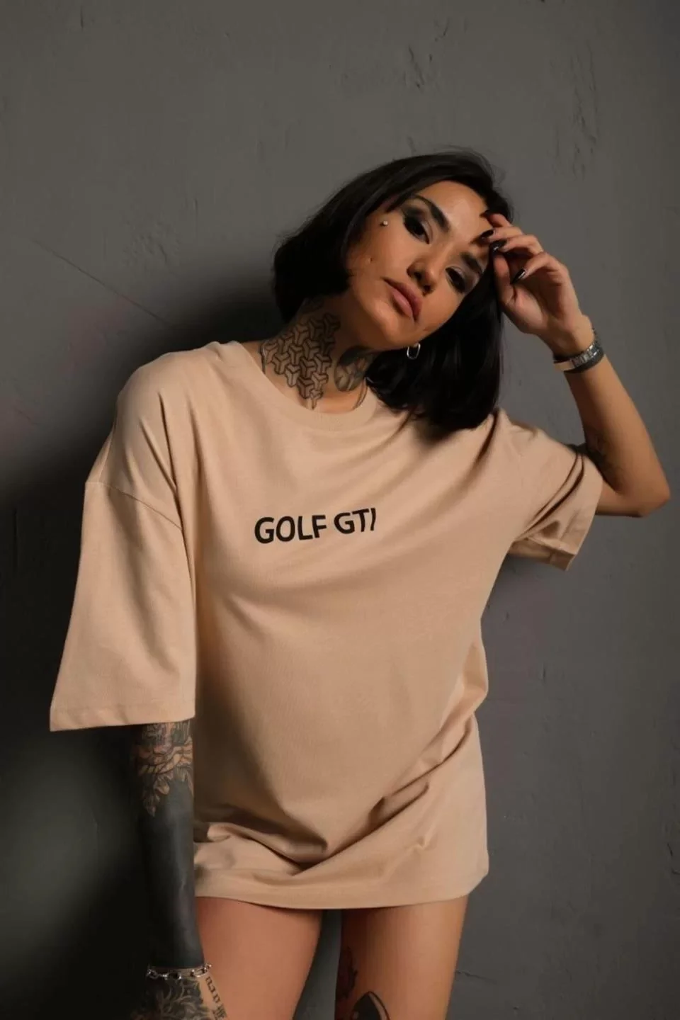 Kadın Sırt Baskılı Oversize T-shirt - Bej Görseli