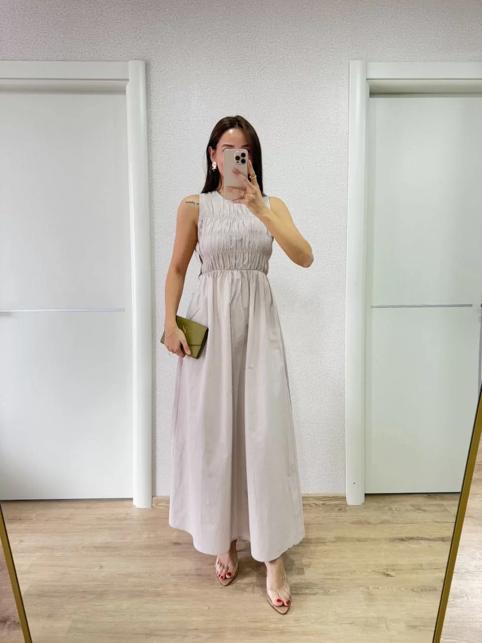 Kolsuz Göğüs Lastıklı %100 Poplin Uzun Elbise - Gri Görseli