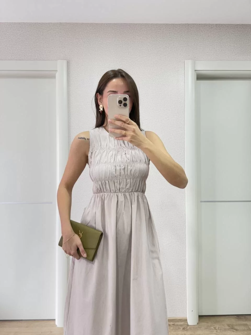 Kolsuz Göğüs Lastıklı %100 Poplin Uzun Elbise - Gri Görseli