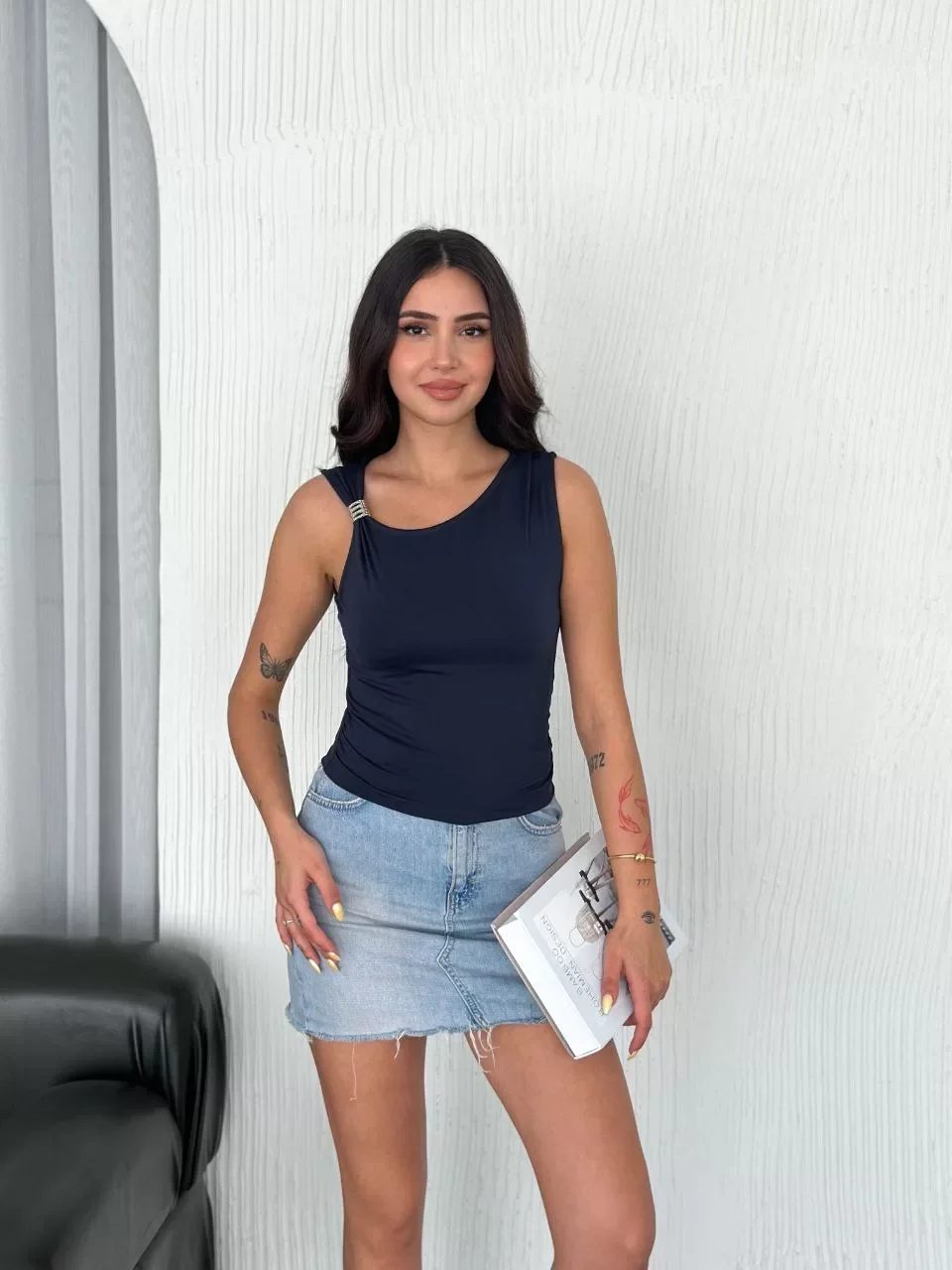 Osy Modal Yumuşak Dokulu Kumaş Bisiklet Yaka Kadın Sıfır Kol Bluz Omuz Toka Aksesuar Detaylı - Lacivert Görseli