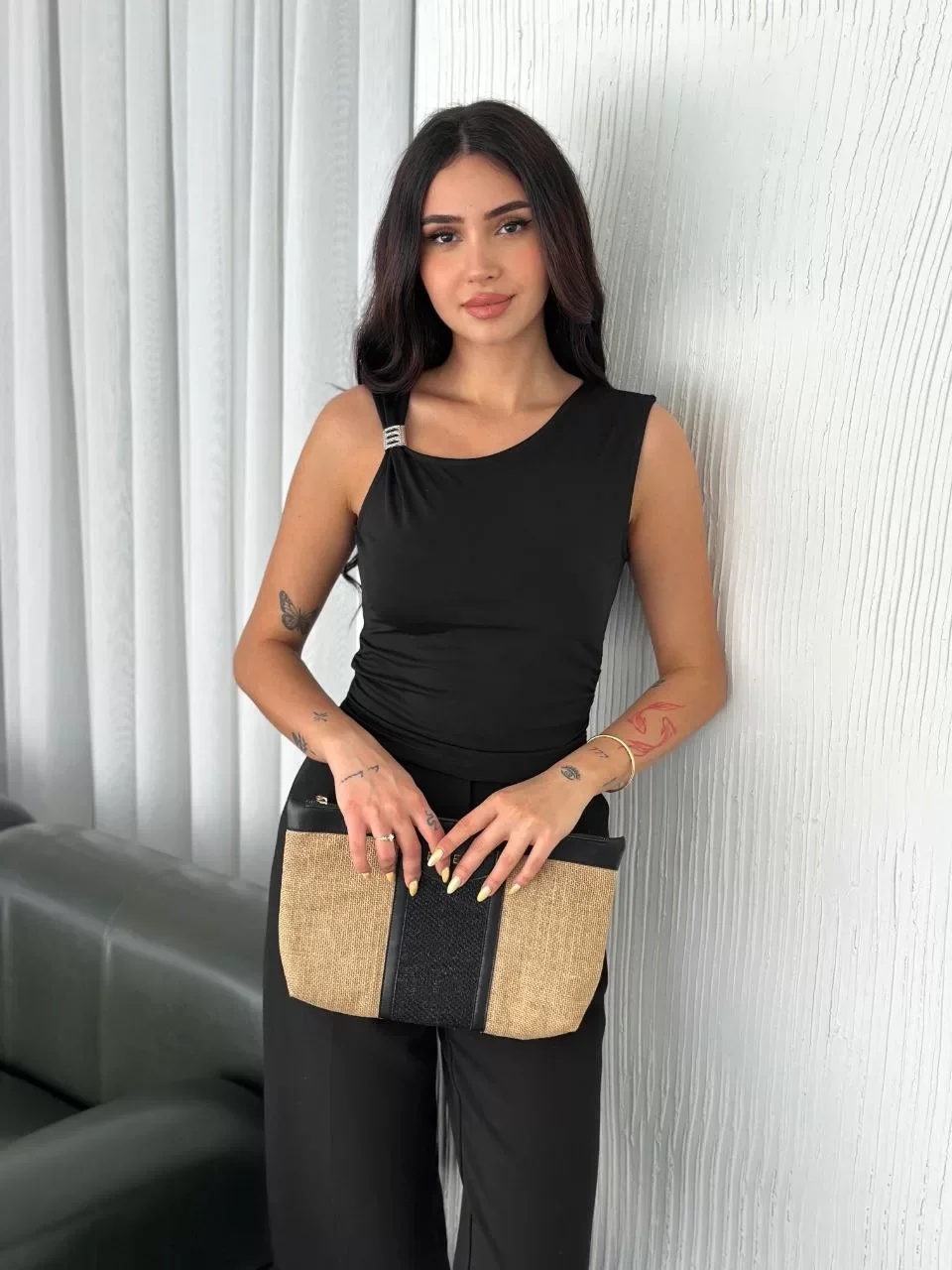 Osy Modal Yumuşak Dokulu Kumaş Bisiklet Yaka Kadın Sıfır Kol Bluz Omuz Toka Aksesuar Detaylı - Siyah Görseli
