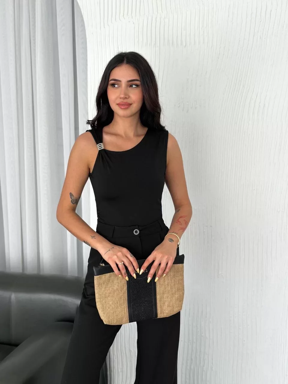 Osy Modal Yumuşak Dokulu Kumaş Bisiklet Yaka Kadın Sıfır Kol Bluz Omuz Toka Aksesuar Detaylı - Siyah Görseli