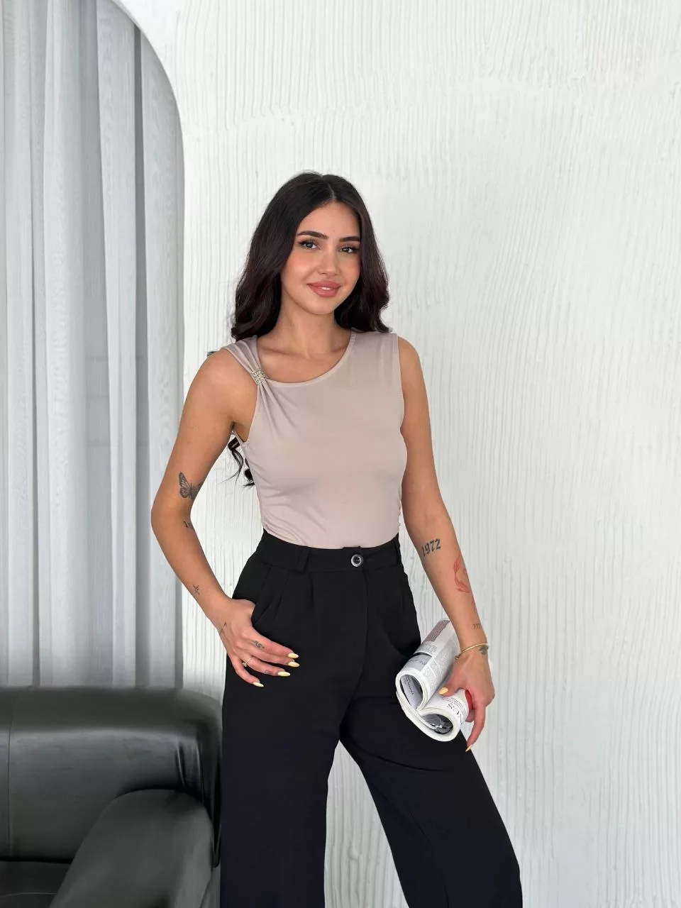 Osy Modal Yumuşak Dokulu Kumaş Bisiklet Yaka Kadın Sıfır Kol Bluz Omuz Toka Aksesuar Detaylı - Bej Görseli
