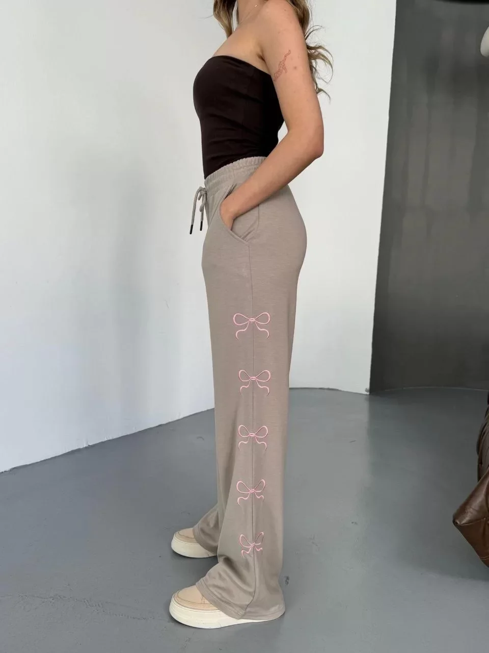 Osy Modal Yumuşak Dokulu Kumaş Nakış işlemeli Rahat Bol Paça Eşofman Pantalon - Bej Görseli