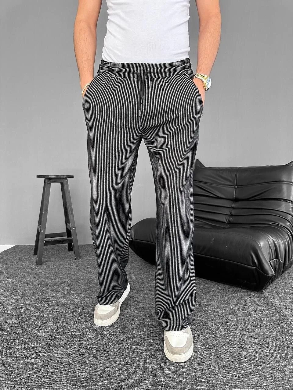 Muške crne pantalone sa prugama i džepovima 2