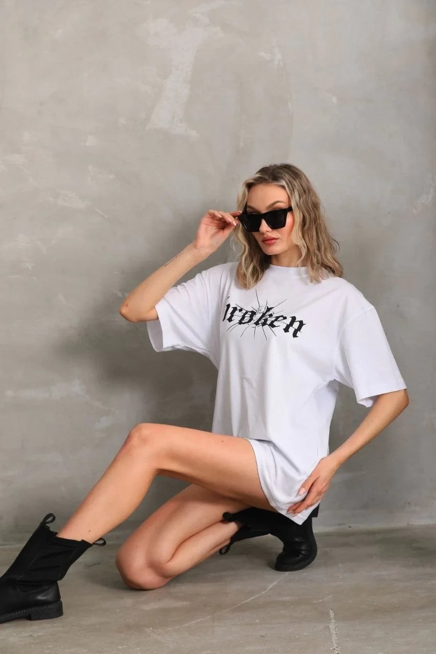 Damski oversize T-shirt biały, dekolt w serek, nadruk 5