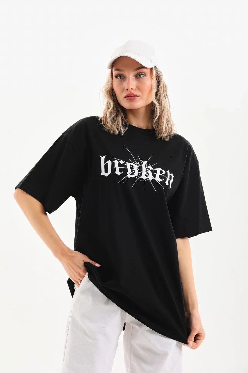 Damski oversize T-shirt czarny, dekolt w serek, nadruk 5