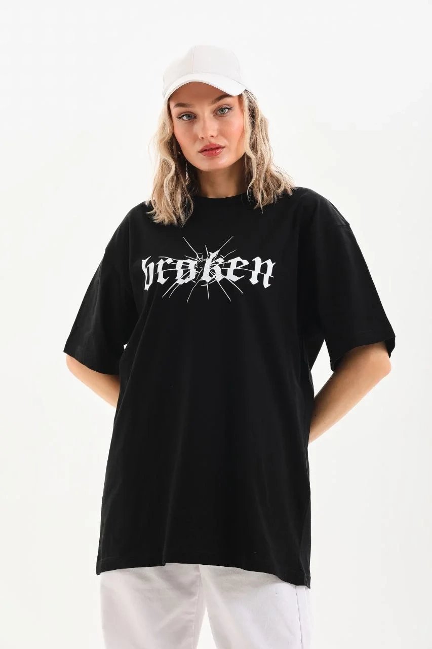 Damski oversize T-shirt czarny, dekolt w serek, nadruk 6