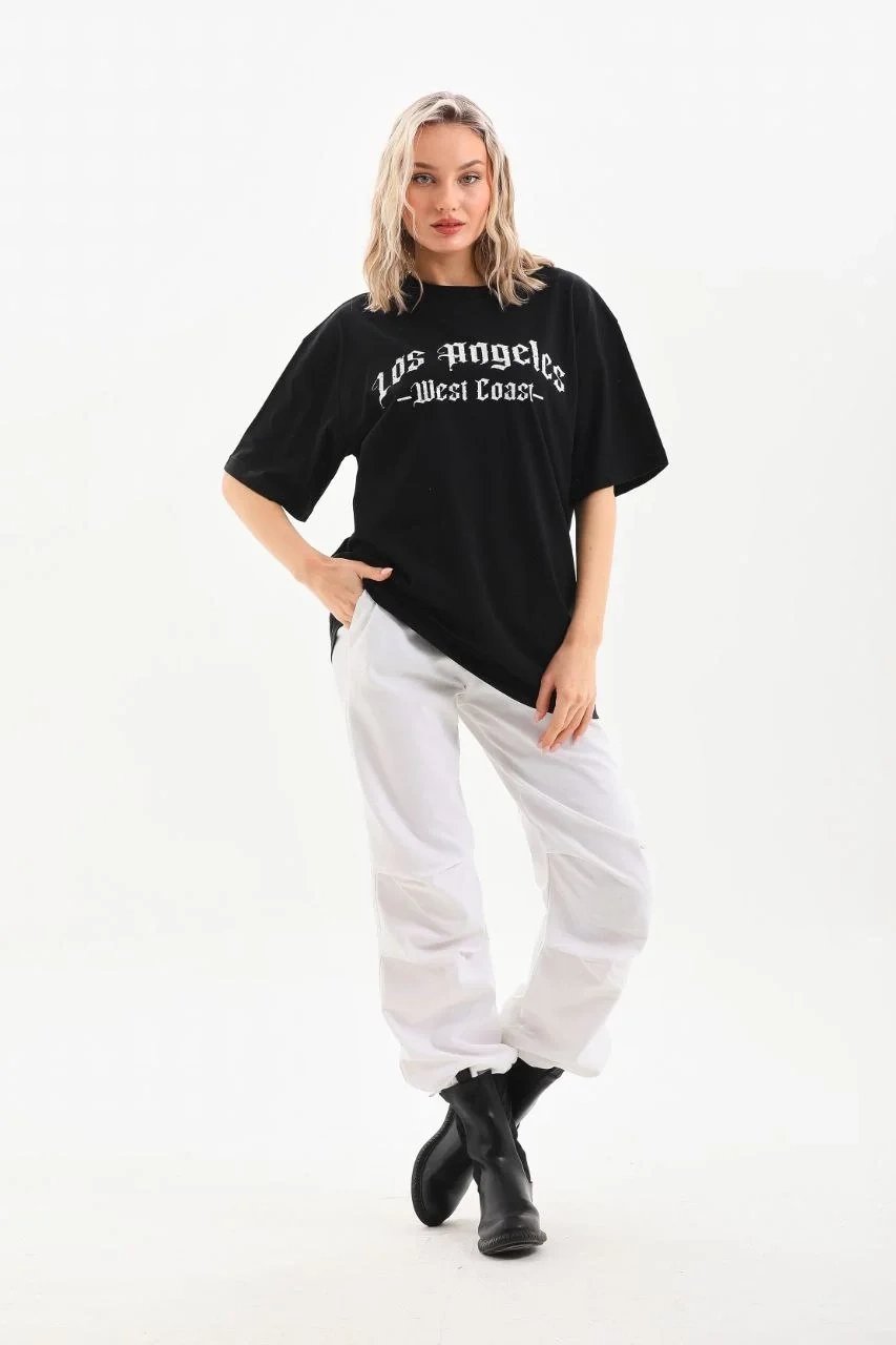 Damski oversize T-shirt czarny, dekolt w serek, nadruk 8