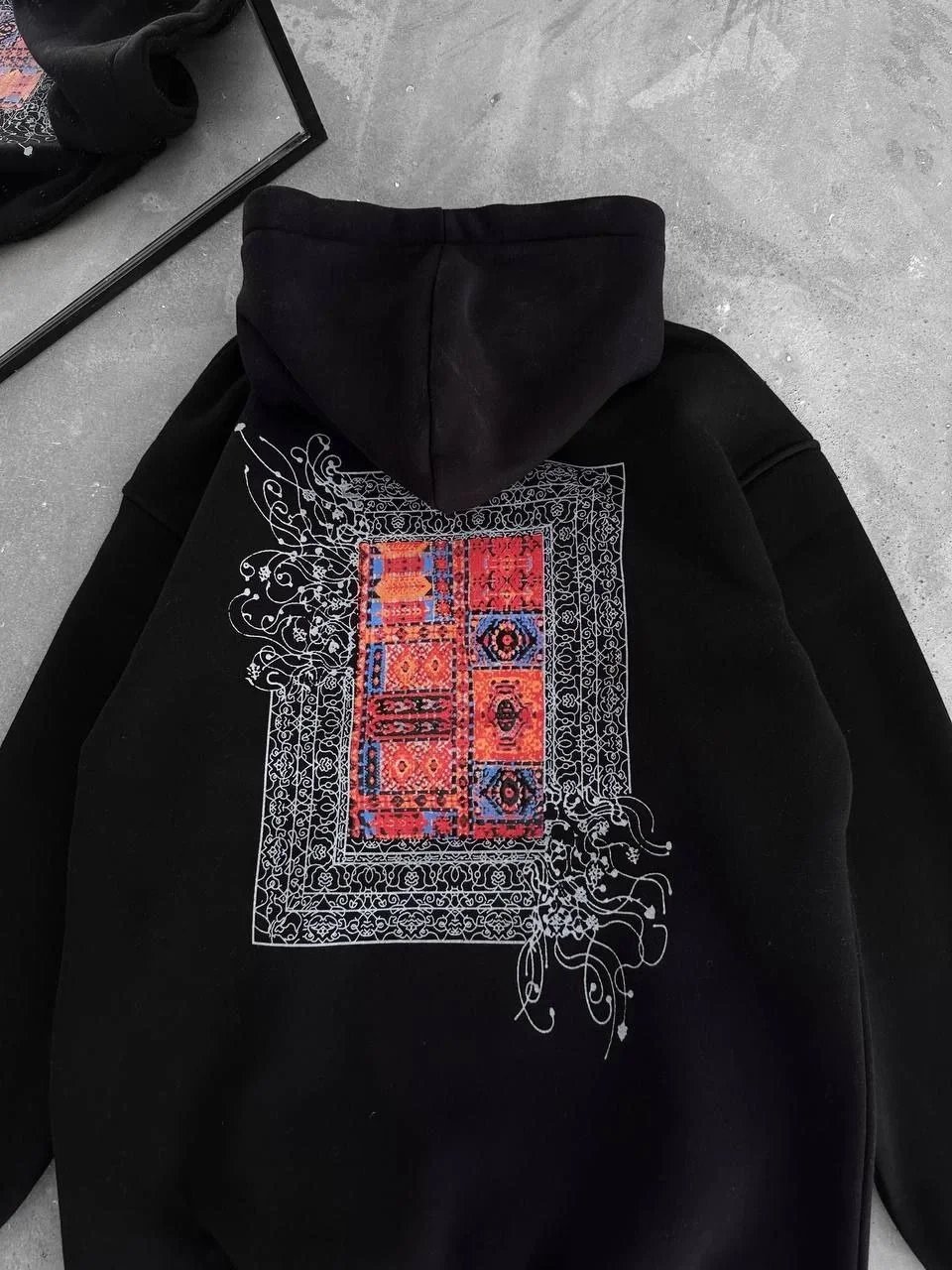 Jinê Reş 3 Têl Pembû Hoodî Bikapûşon Çapkirî Bi Cêbê Kangurû Sweatshirt 3