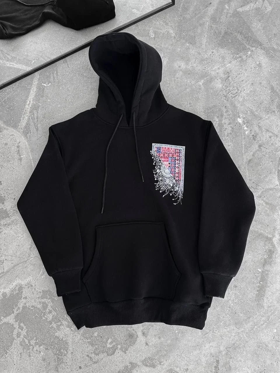 Férfi fekete 3 szálas pamut nyomott kapucnis kenguru zsebes sweatshirt 5