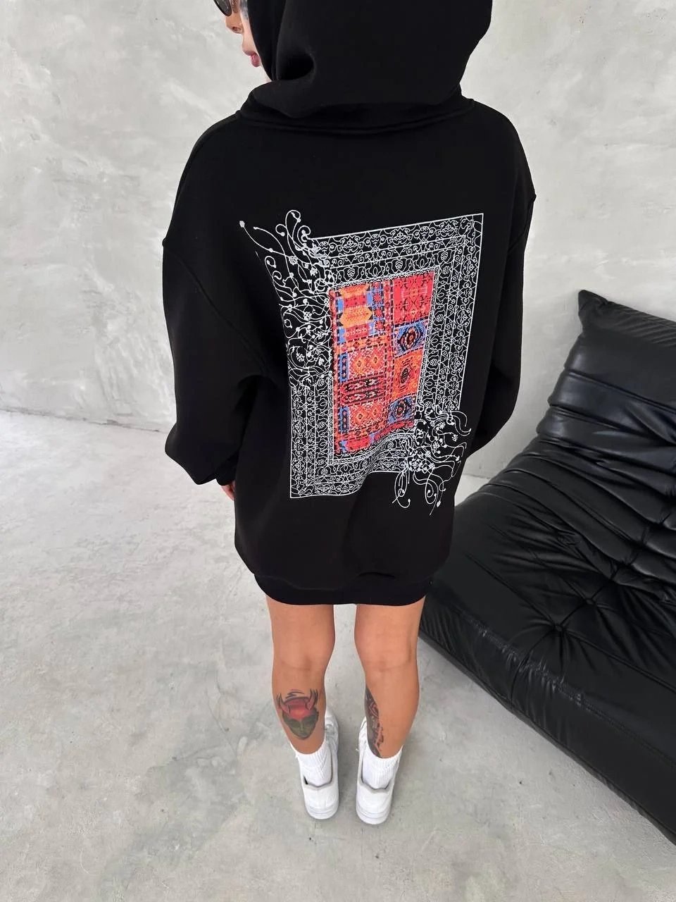Jinê Reş 3 Têl Pembû Hoodî Bikapûşon Çapkirî Bi Cêbê Kangurû Sweatshirt 8