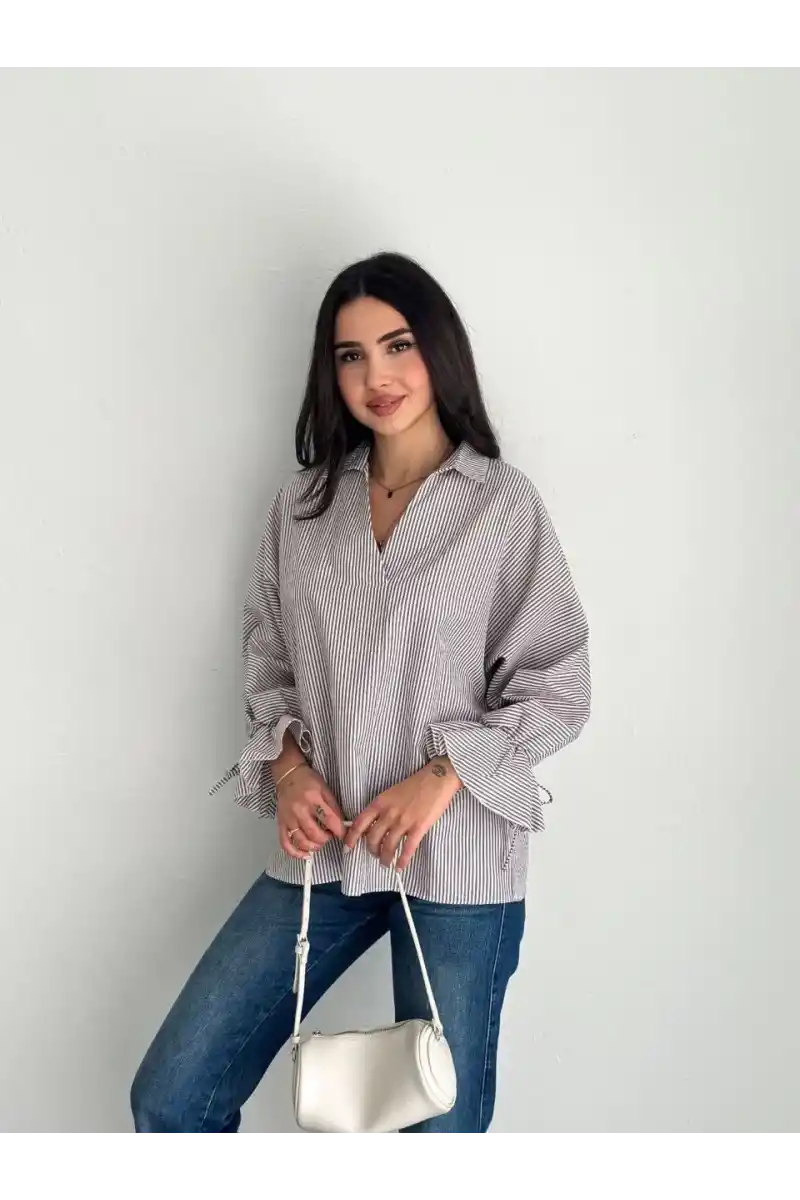 Kadın Arkası Asimetrik Yırtmaç Kesim Detaylı Cizgili Bluz Gömlek - Gri