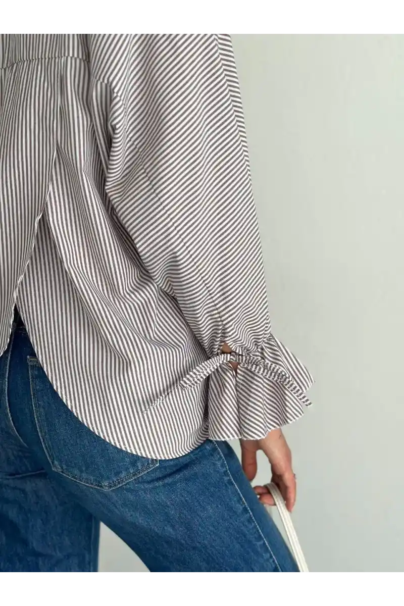 Kadın Arkası Asimetrik Yırtmaç Kesim Detaylı Cizgili Bluz Gömlek - Gri