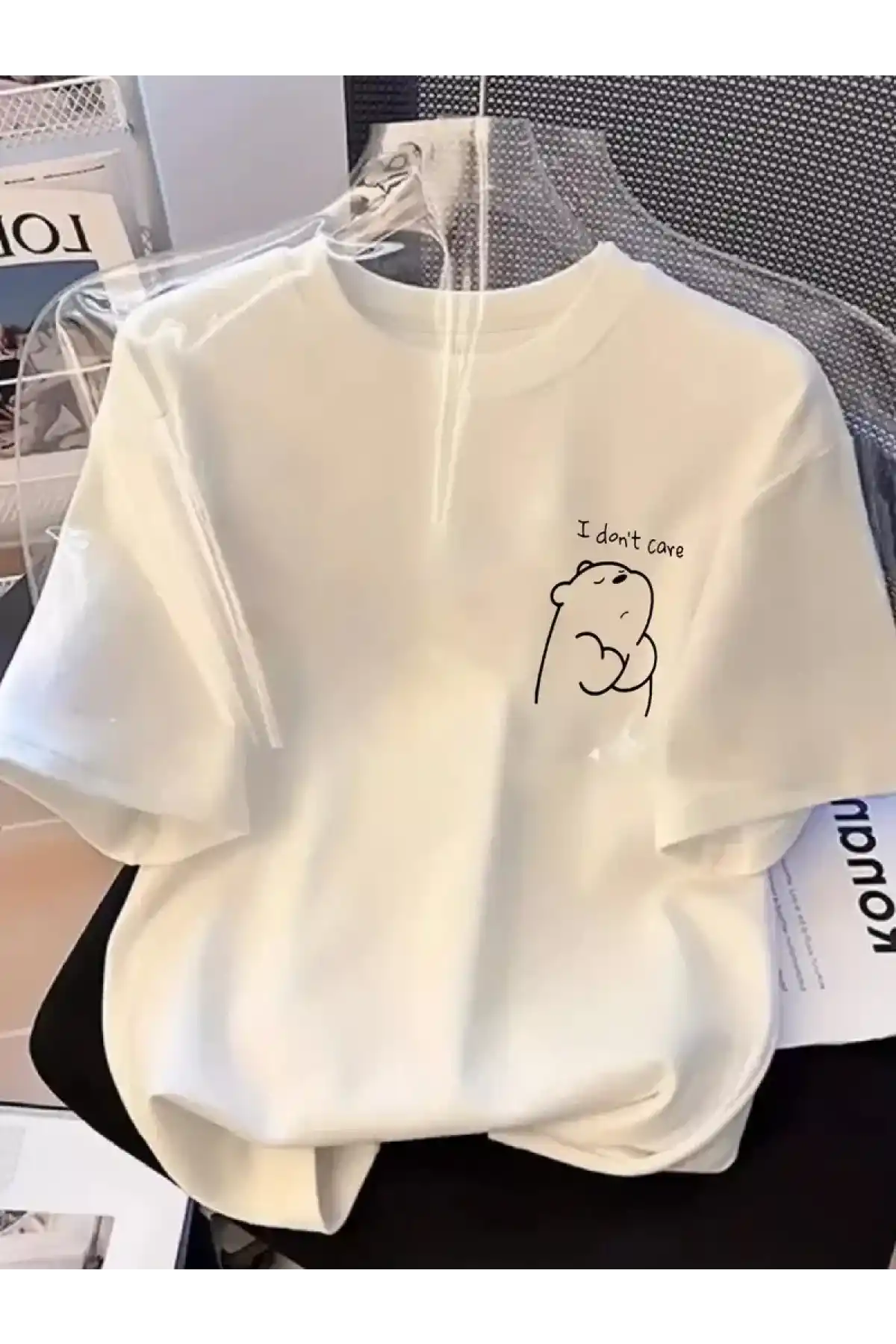 [Günlük T-Shirt] Hafif Kadın Günlük T-Shirt | Bol Kesim, Kısa Kollu, Yuvarlak Yaka, Eğlenceli Karikatür Ayı ve Umrumda Değil Baskı - Günlük Stil, İlkbahar/Yaz- Beyaz