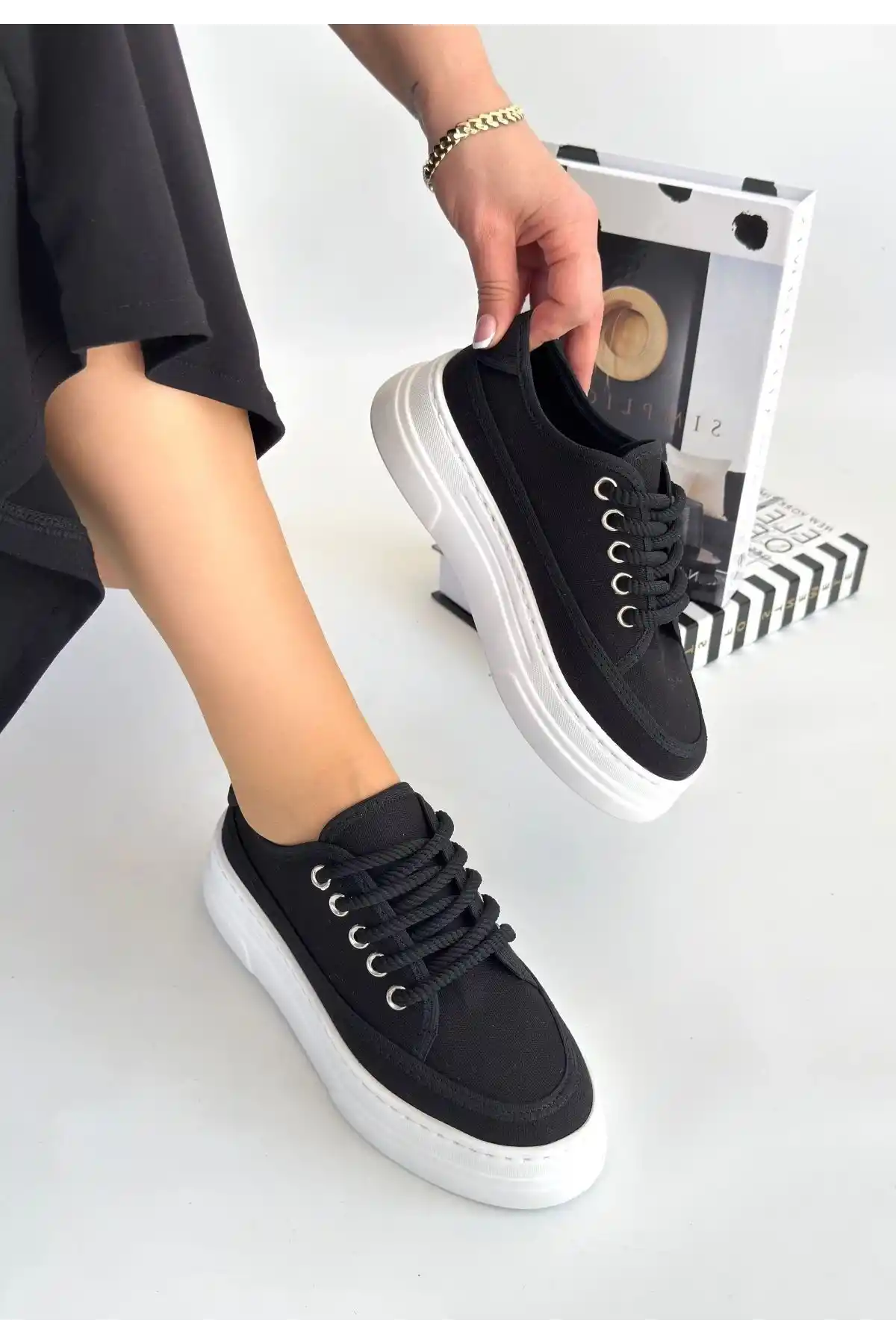 Carin Siyah Keten Bağcıklı Spor Ayakkabı - GC