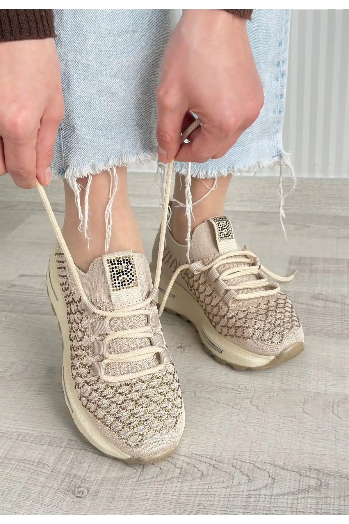 Cilla Bej Triko Boncuk İşlemeli Spor Ayakkabı - GC