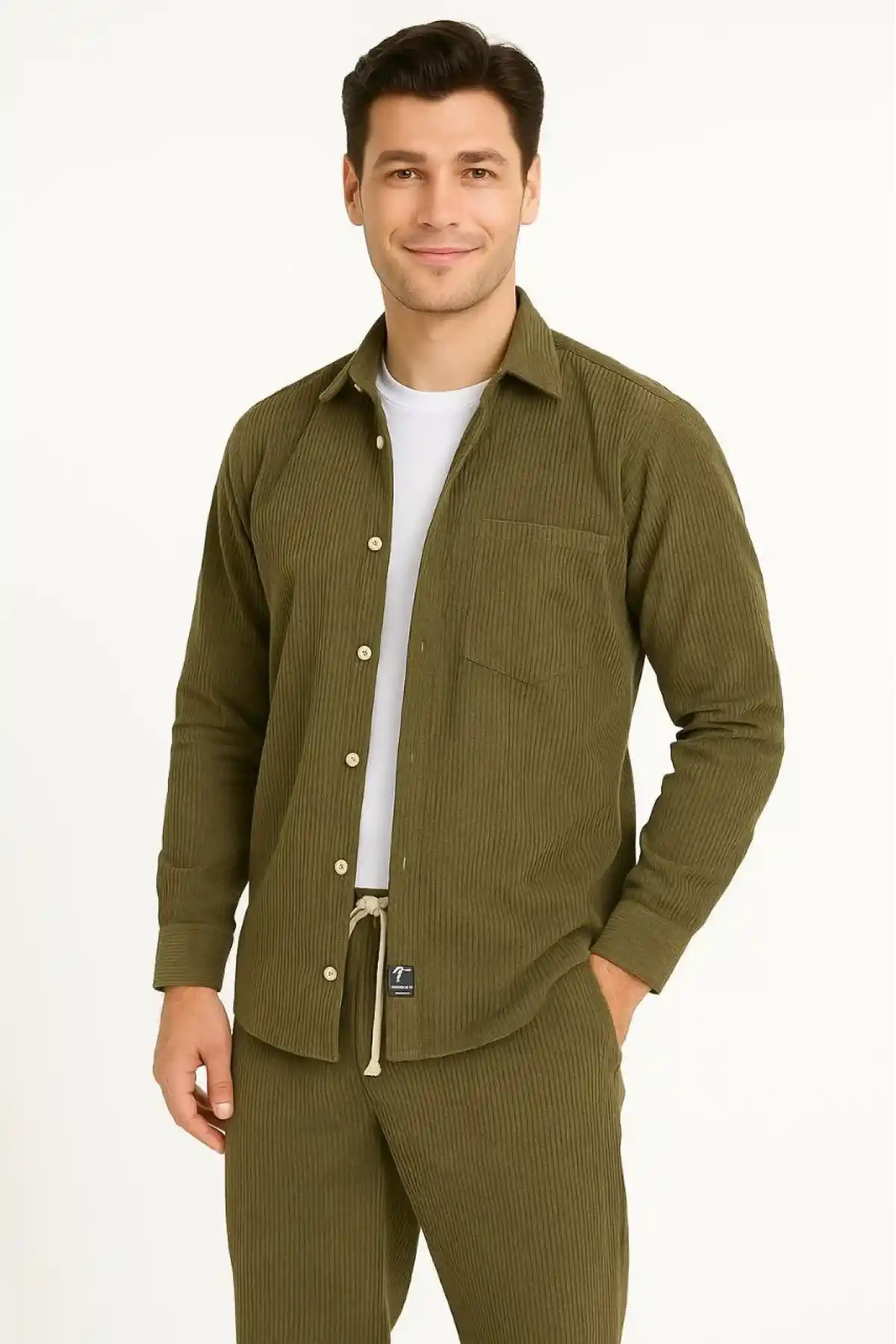 Erkek Kadife Oversize Takım – Gömlek ve Pantolon İkili Set Füme Corduroy Şıklığı, Rahat ve Zarif Duruş Yumuşak Dokulu Kadife Kumaş, Düğmeli Gömlek Üst ve Lastikli Pantolon Alt Parça ile Gün Boyu Konfor- Haki