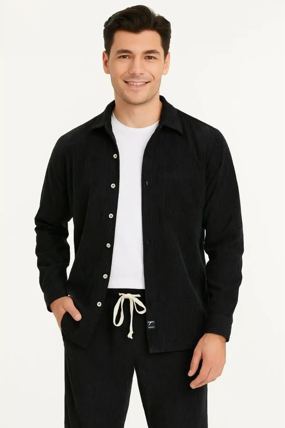 Erkek Kadife Oversize Takım – Gömlek ve Pantolon İkili Set Füme Corduroy Şıklığı, Rahat ve Zarif Duruş Yumuşak Dokulu Kadife Kumaş, Düğmeli Gömlek Üst ve Lastikli Pantolon Alt Parça ile Gün Boyu Konfor- Siyah