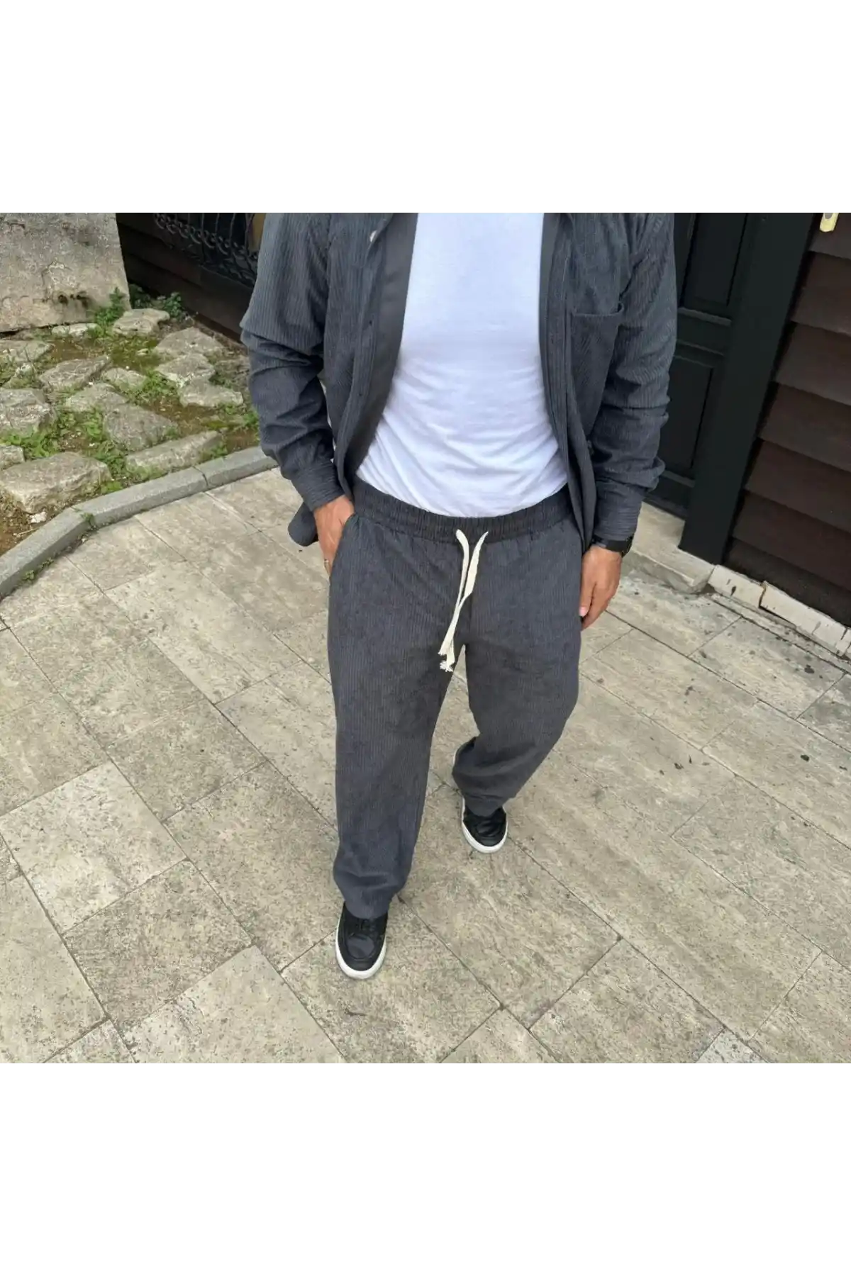 Erkek Kadife Oversize Takım – Gömlek ve Pantolon İkili Set Füme Corduroy Şıklığı, Rahat ve Zarif Duruş Yumuşak Dokulu Kadife Kumaş, Düğmeli Gömlek Üst ve Lastikli Pantolon Alt Parça ile Gün Boyu Konfor- Füme