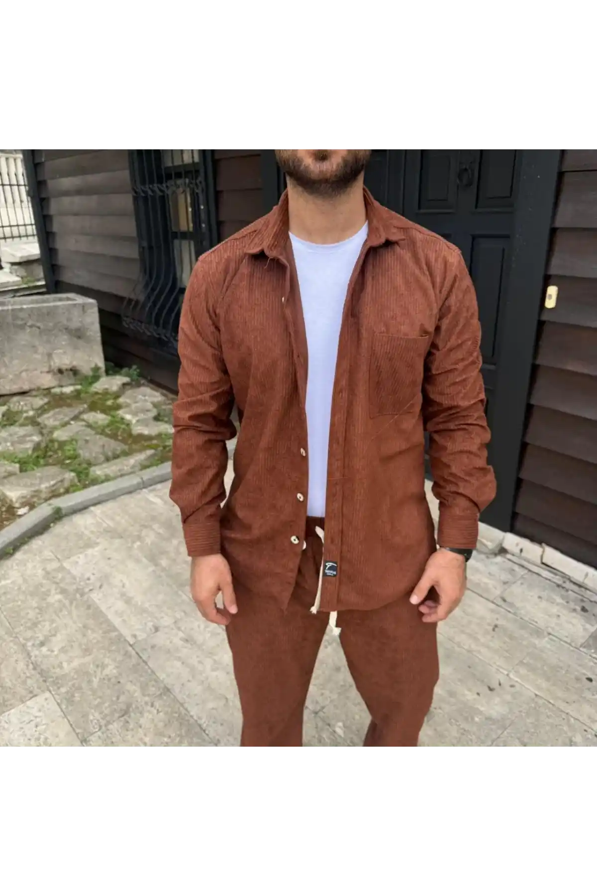 Erkek Kadife Oversize Takım – Gömlek ve Pantolon İkili Set Füme Corduroy Şıklığı, Rahat ve Zarif Duruş Yumuşak Dokulu Kadife Kumaş, Düğmeli Gömlek Üst ve Lastikli Pantolon Alt Parça ile Gün Boyu Konfor- Kiremit