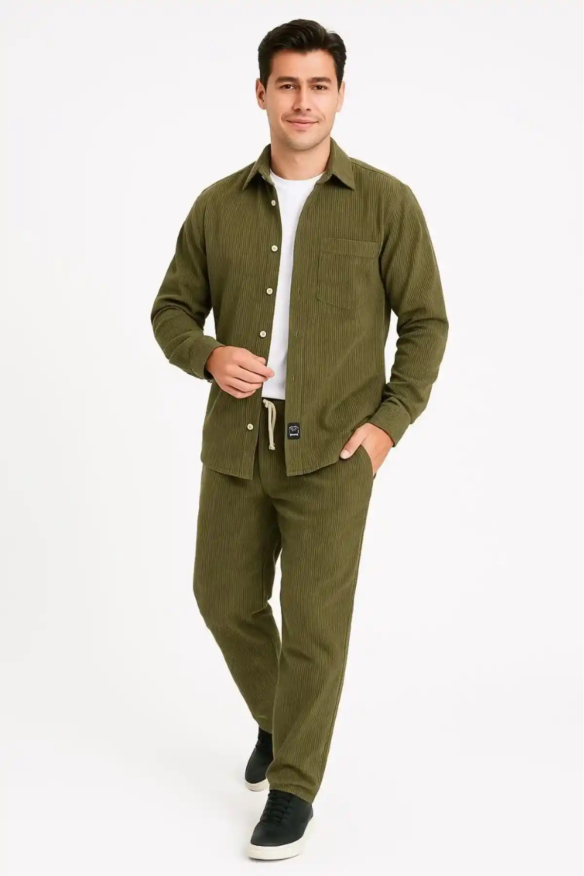 Erkek Kadife Oversize Takım – Gömlek ve Pantolon İkili Set Füme Corduroy Şıklığı, Rahat ve Zarif Duruş Yumuşak Dokulu Kadife Kumaş, Düğmeli Gömlek Üst ve Lastikli Pantolon Alt Parça ile Gün Boyu Konfor- Haki