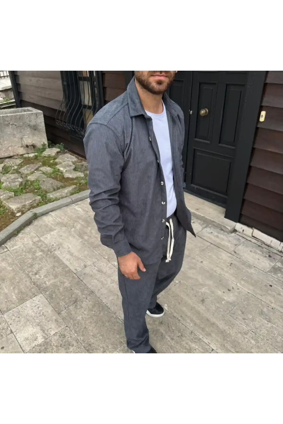 Erkek Kadife Oversize Takım – Gömlek ve Pantolon İkili Set Füme Corduroy Şıklığı, Rahat ve Zarif Duruş Yumuşak Dokulu Kadife Kumaş, Düğmeli Gömlek Üst ve Lastikli Pantolon Alt Parça ile Gün Boyu Konfor- Füme