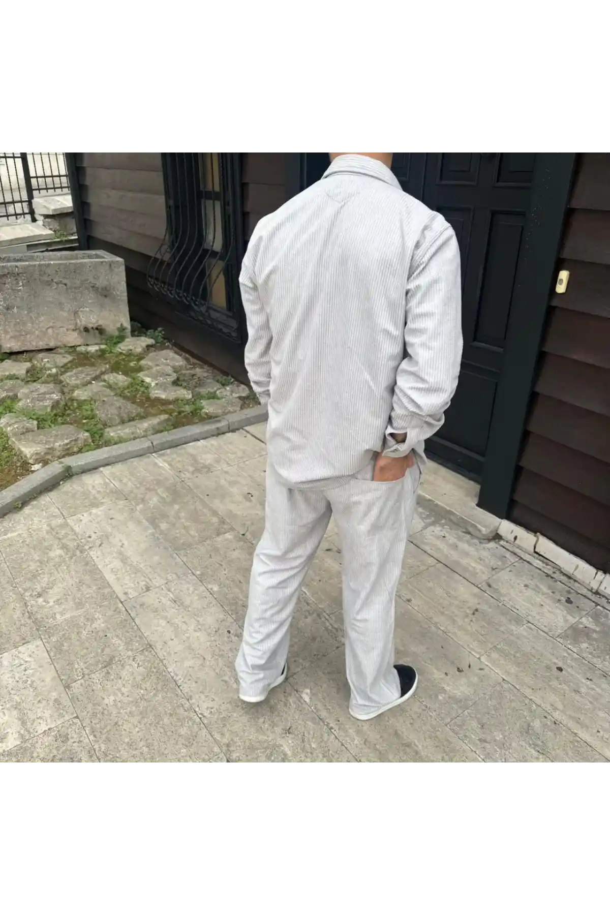 Erkek Kadife Oversize Takım – Gömlek ve Pantolon İkili Set Füme Corduroy Şıklığı, Rahat ve Zarif Duruş Yumuşak Dokulu Kadife Kumaş, Düğmeli Gömlek Üst ve Lastikli Pantolon Alt Parça ile Gün Boyu Konfor- Gri