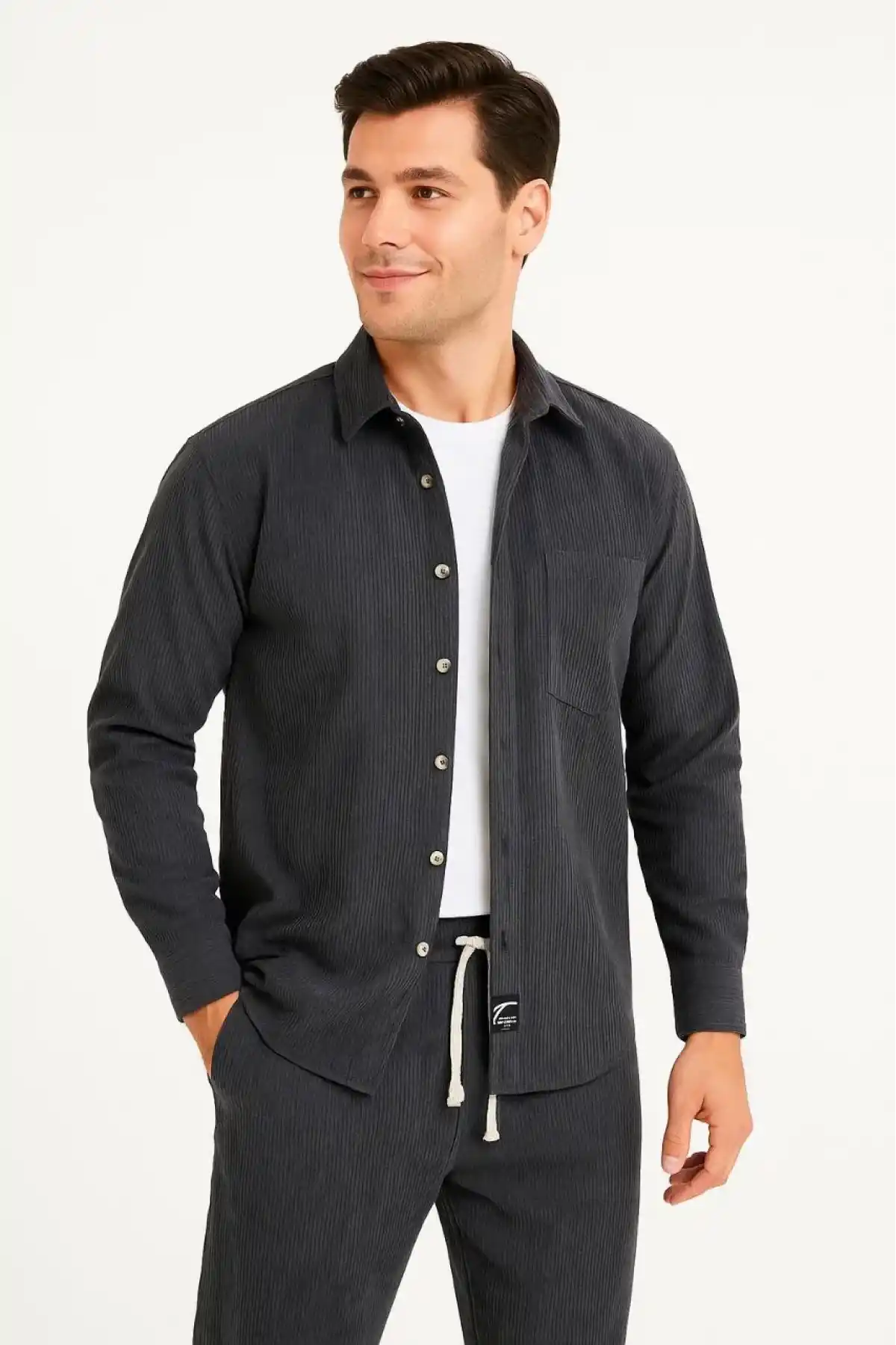 Erkek Kadife Oversize Takım – Gömlek ve Pantolon İkili Set Füme Corduroy Şıklığı, Rahat ve Zarif Duruş Yumuşak Dokulu Kadife Kumaş, Düğmeli Gömlek Üst ve Lastikli Pantolon Alt Parça ile Gün Boyu Konfor- Füme