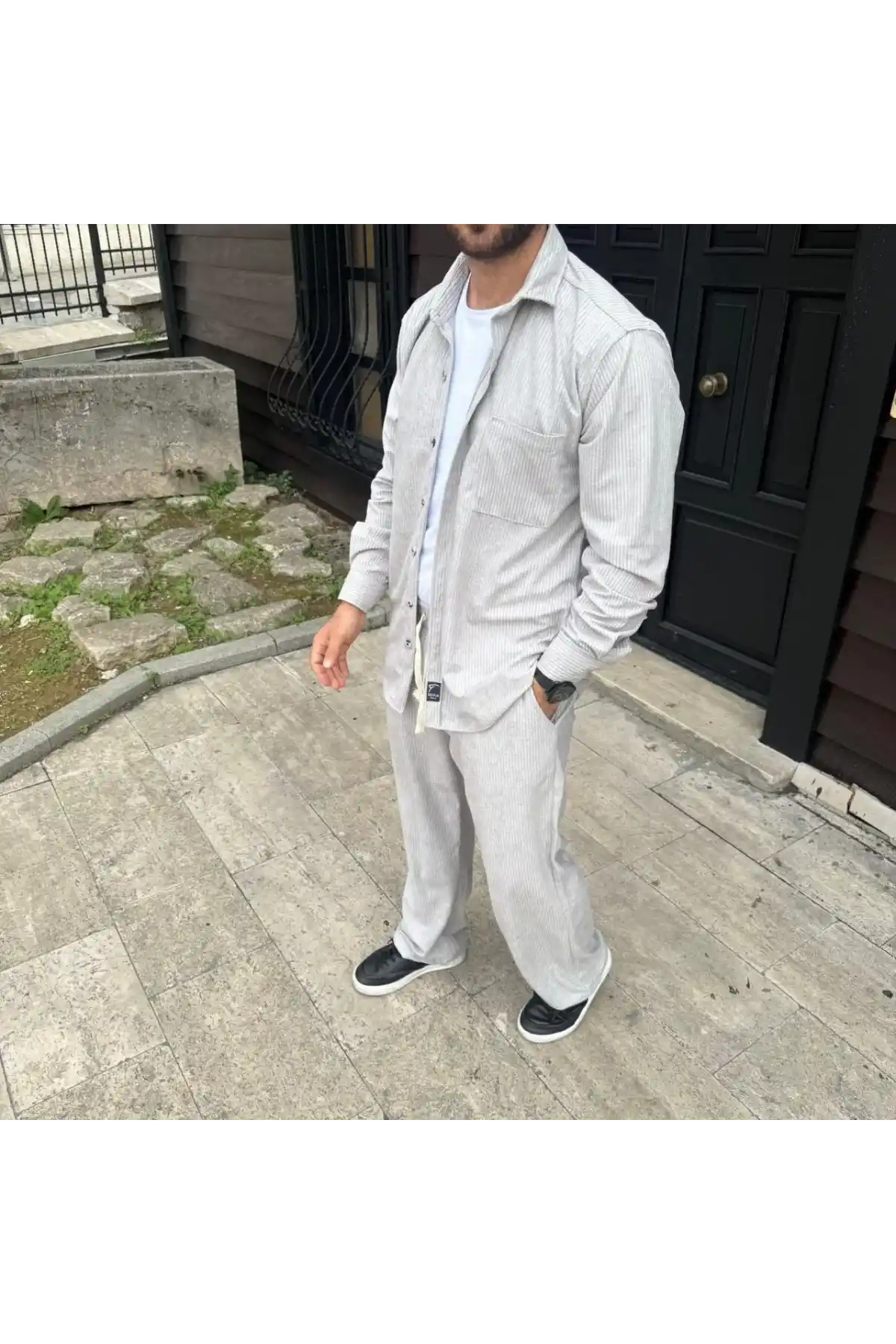 Erkek Kadife Oversize Takım – Gömlek ve Pantolon İkili Set Füme Corduroy Şıklığı, Rahat ve Zarif Duruş Yumuşak Dokulu Kadife Kumaş, Düğmeli Gömlek Üst ve Lastikli Pantolon Alt Parça ile Gün Boyu Konfor- Gri