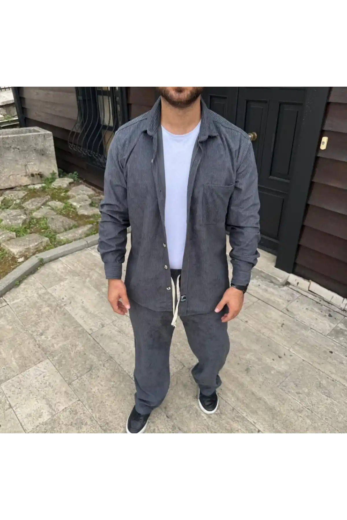 Erkek Kadife Oversize Takım – Gömlek ve Pantolon İkili Set Füme Corduroy Şıklığı, Rahat ve Zarif Duruş Yumuşak Dokulu Kadife Kumaş, Düğmeli Gömlek Üst ve Lastikli Pantolon Alt Parça ile Gün Boyu Konfor- Füme