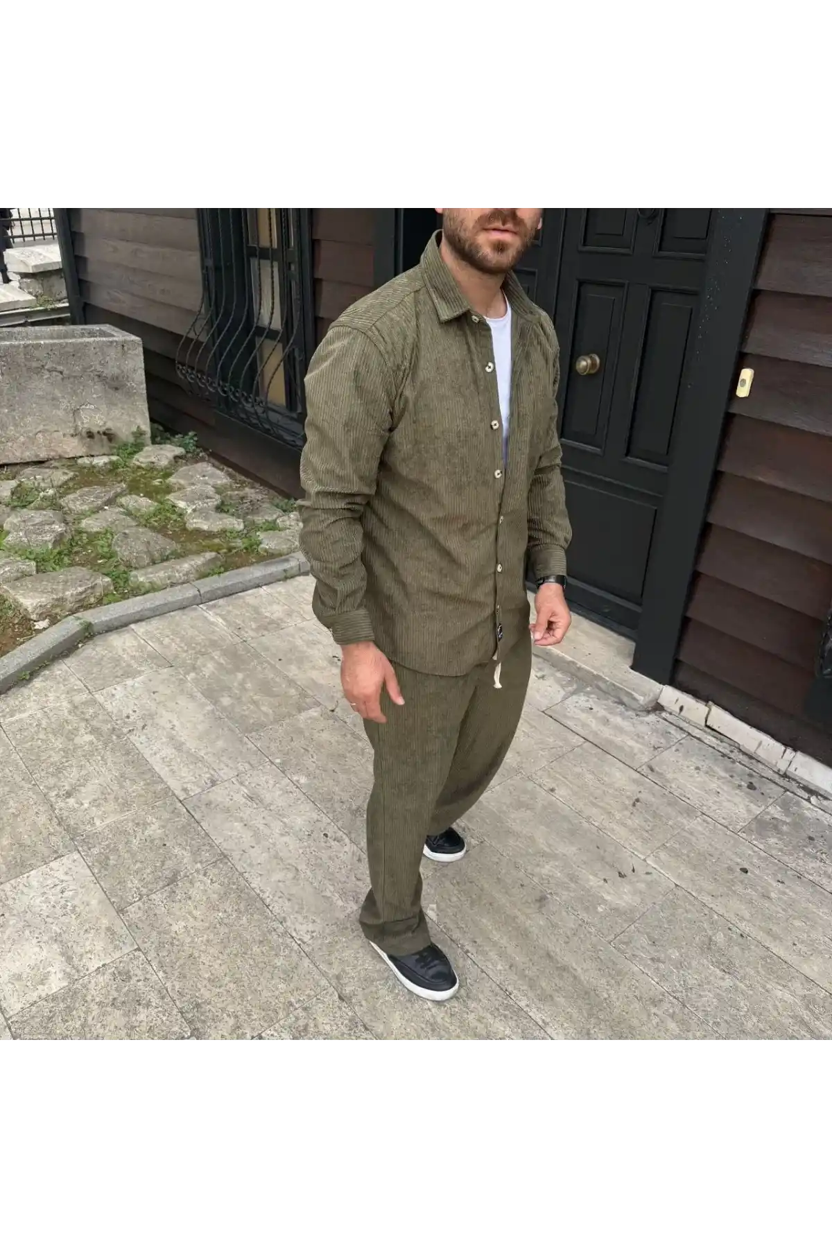 Erkek Kadife Oversize Takım – Gömlek ve Pantolon İkili Set Füme Corduroy Şıklığı, Rahat ve Zarif Duruş Yumuşak Dokulu Kadife Kumaş, Düğmeli Gömlek Üst ve Lastikli Pantolon Alt Parça ile Gün Boyu Konfor- Haki
