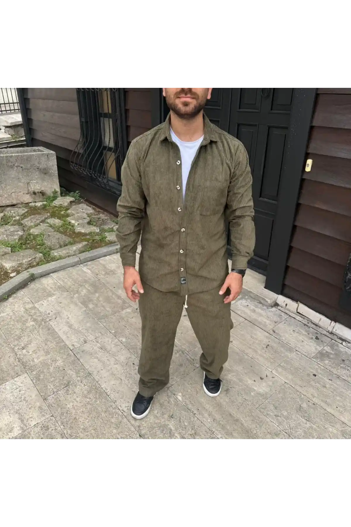 Erkek Kadife Oversize Takım – Gömlek ve Pantolon İkili Set Füme Corduroy Şıklığı, Rahat ve Zarif Duruş Yumuşak Dokulu Kadife Kumaş, Düğmeli Gömlek Üst ve Lastikli Pantolon Alt Parça ile Gün Boyu Konfor- Haki
