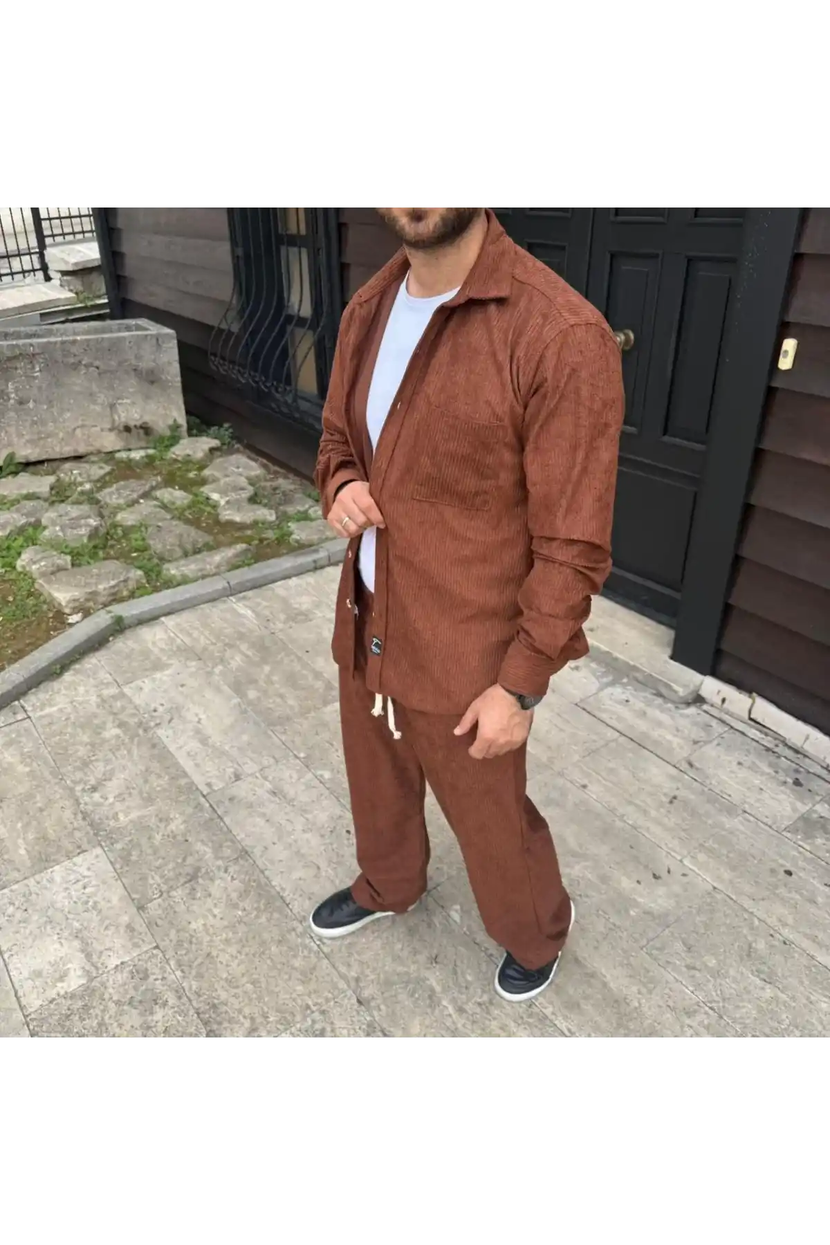 Erkek Kadife Oversize Takım – Gömlek ve Pantolon İkili Set Füme Corduroy Şıklığı, Rahat ve Zarif Duruş Yumuşak Dokulu Kadife Kumaş, Düğmeli Gömlek Üst ve Lastikli Pantolon Alt Parça ile Gün Boyu Konfor- Kiremit