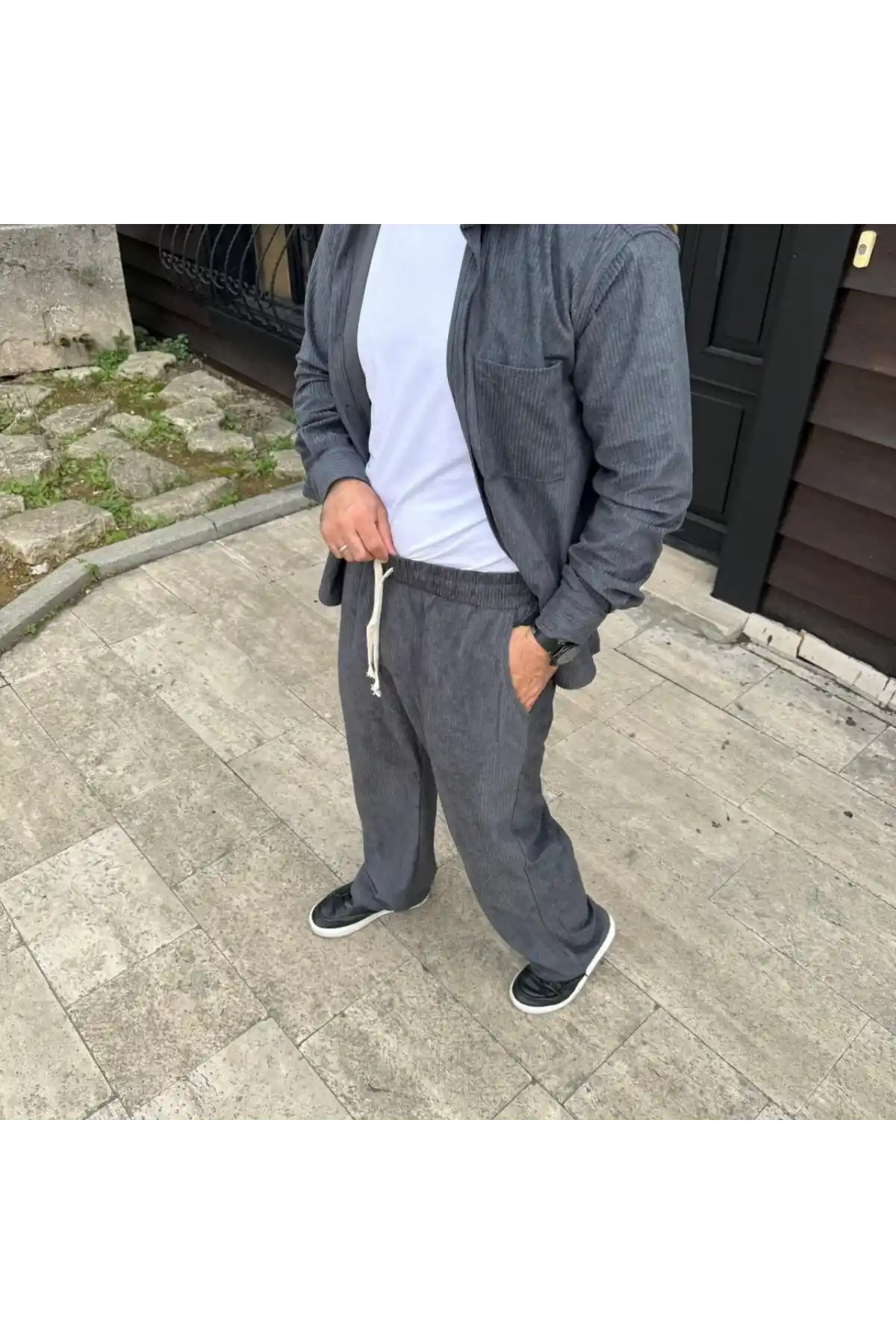 Erkek Kadife Oversize Takım – Gömlek ve Pantolon İkili Set Füme Corduroy Şıklığı, Rahat ve Zarif Duruş Yumuşak Dokulu Kadife Kumaş, Düğmeli Gömlek Üst ve Lastikli Pantolon Alt Parça ile Gün Boyu Konfor- Füme